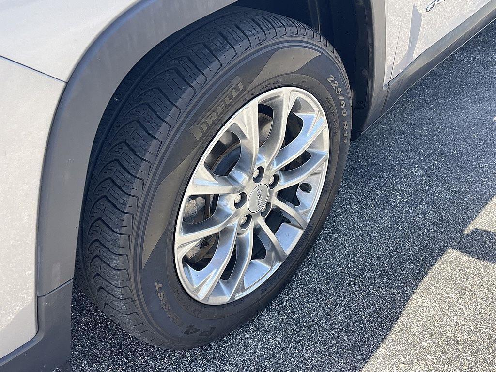 used 2019 Jeep Cherokee car, priced at $10,987