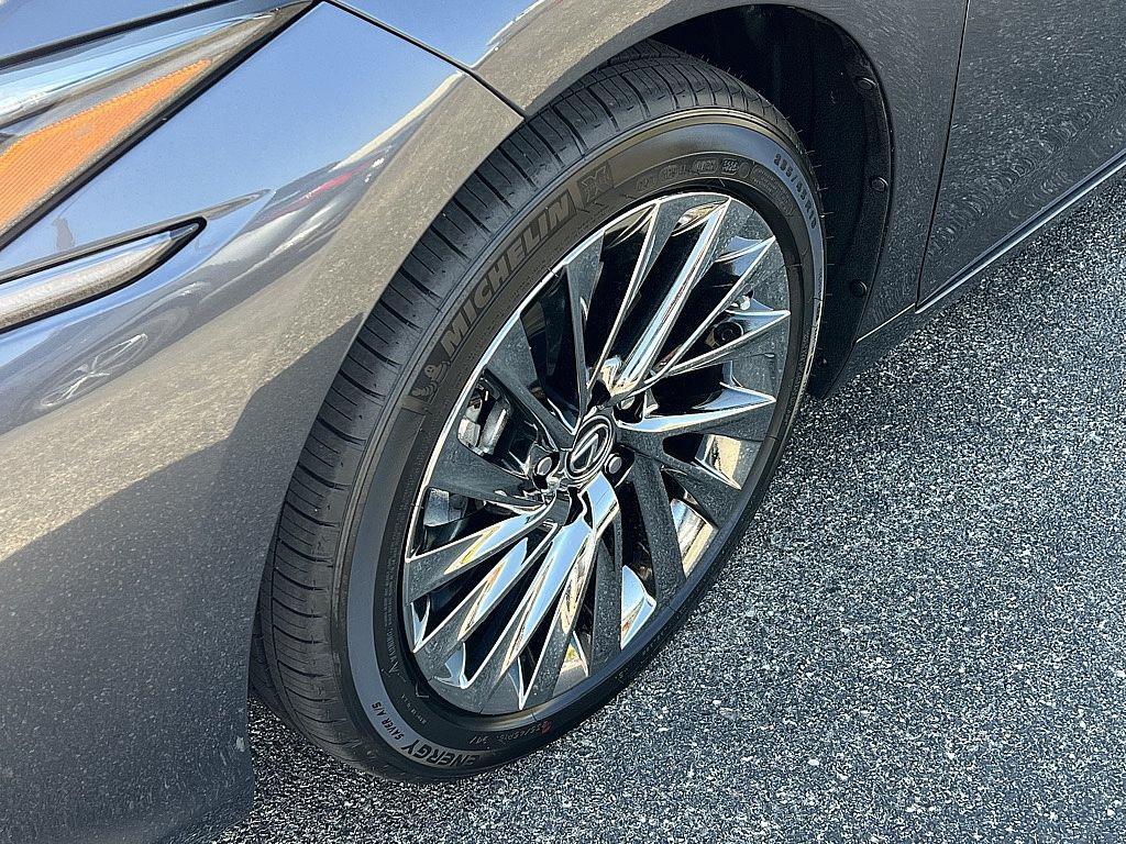 new 2025 Lexus ES 300h car, priced at $57,540