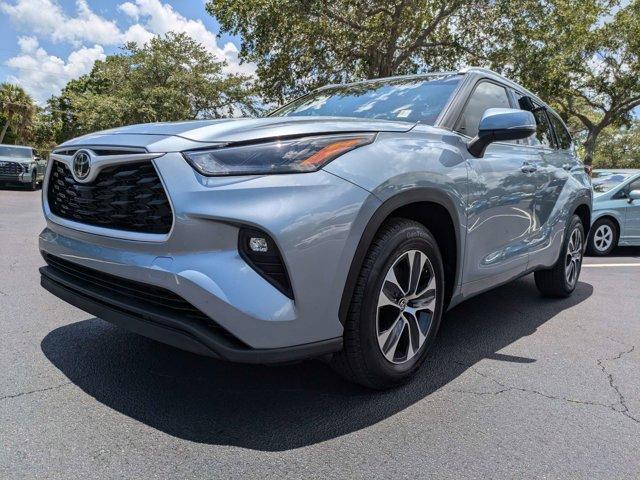 used 2022 Toyota Highlander car, priced at $33,499