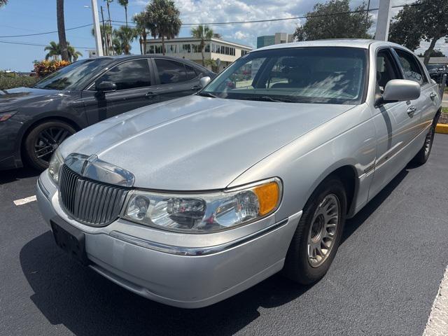 used 2000 Lincoln Town Car car, priced at $7,998