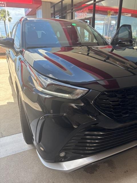 used 2023 Toyota Highlander car, priced at $40,998