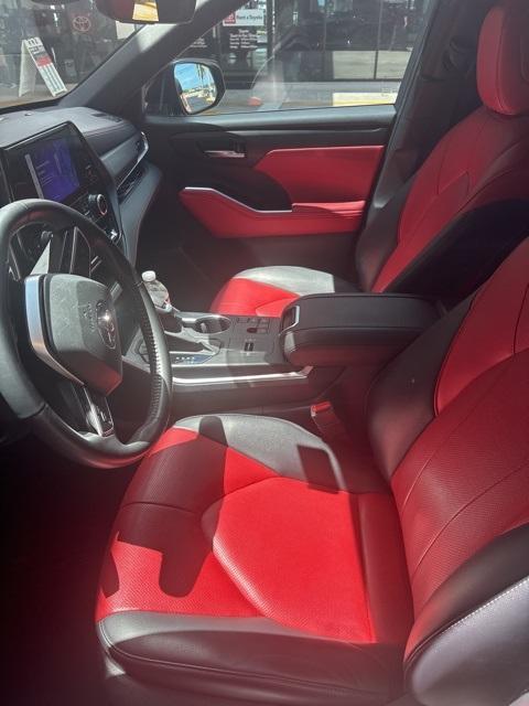 used 2023 Toyota Highlander car, priced at $40,998