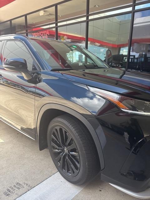 used 2023 Toyota Highlander car, priced at $40,998