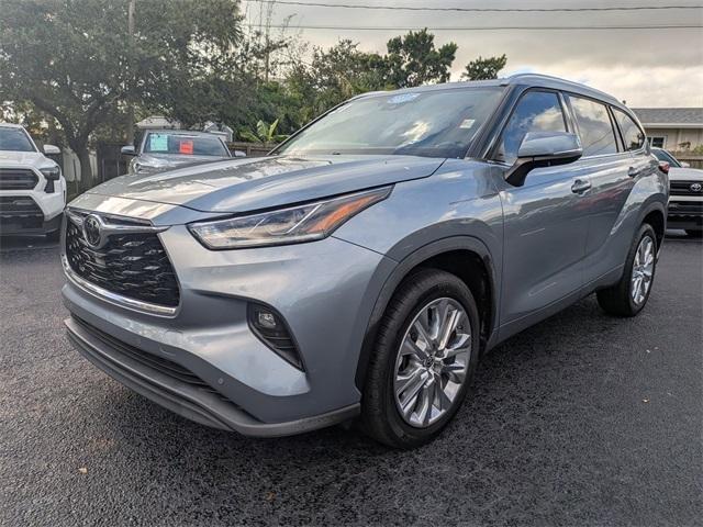 used 2021 Toyota Highlander car, priced at $27,499