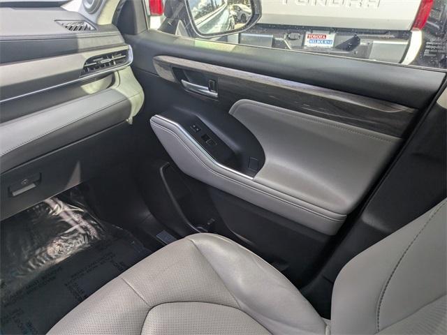 used 2021 Toyota Highlander car, priced at $27,499