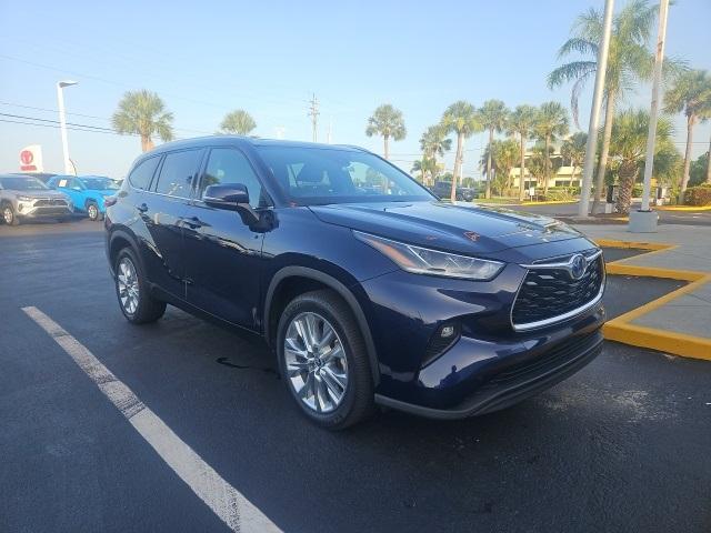 used 2022 Toyota Highlander Hybrid car, priced at $32,886