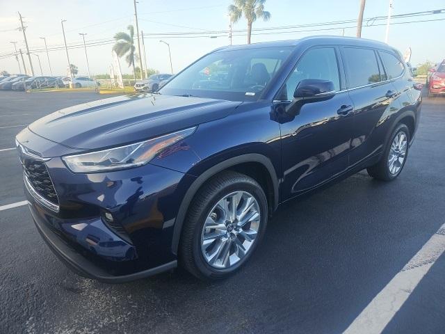 used 2022 Toyota Highlander Hybrid car, priced at $32,886