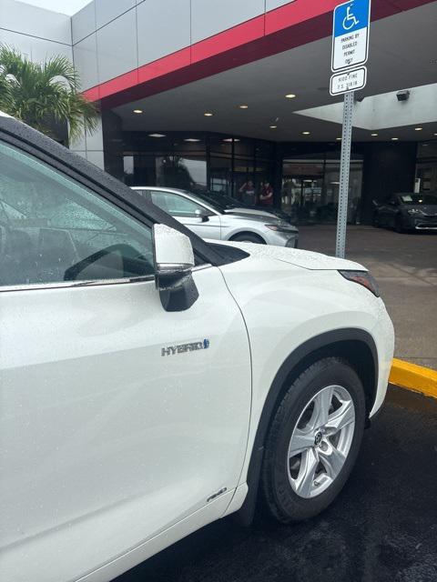 used 2021 Toyota Highlander Hybrid car, priced at $24,885