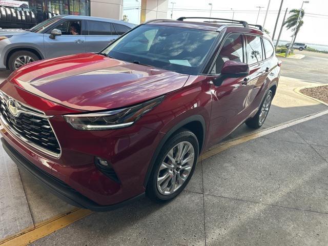 used 2020 Toyota Highlander car, priced at $34,499