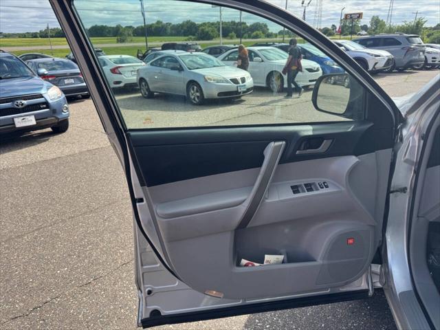 used 2009 Toyota Highlander car, priced at $13,995