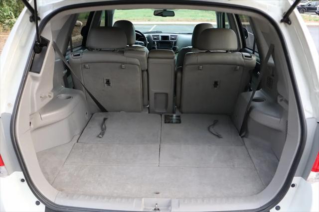 used 2013 Toyota Highlander car, priced at $13,999
