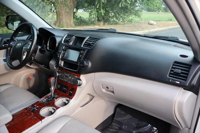 used 2013 Toyota Highlander car, priced at $13,999
