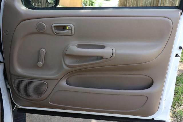 used 2000 Toyota Tundra car, priced at $14,999