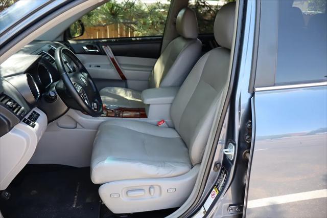 used 2013 Toyota Highlander Hybrid car, priced at $18,999