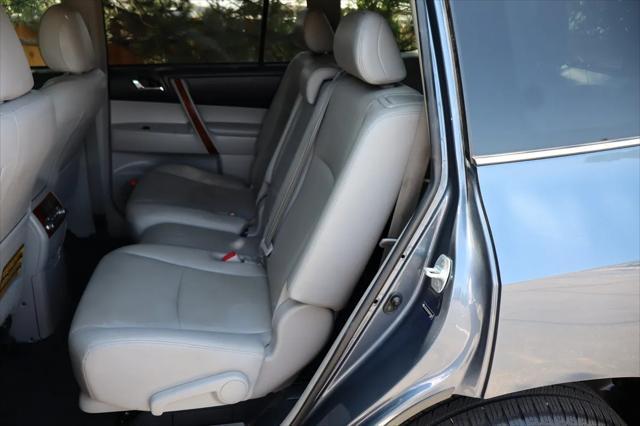 used 2013 Toyota Highlander Hybrid car, priced at $18,999