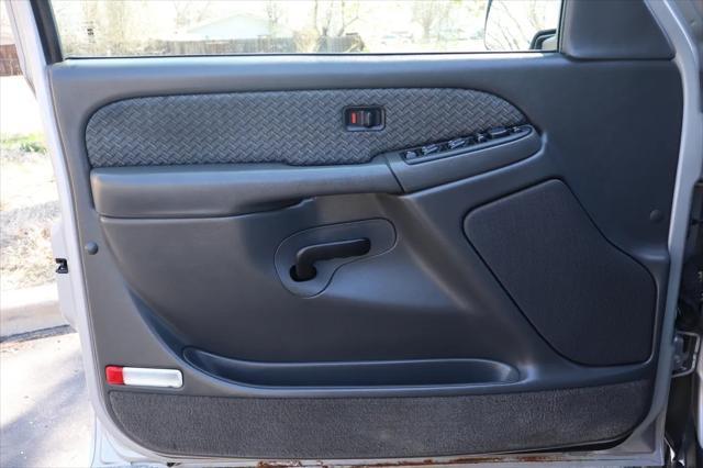 used 2004 Chevrolet Avalanche car, priced at $9,999