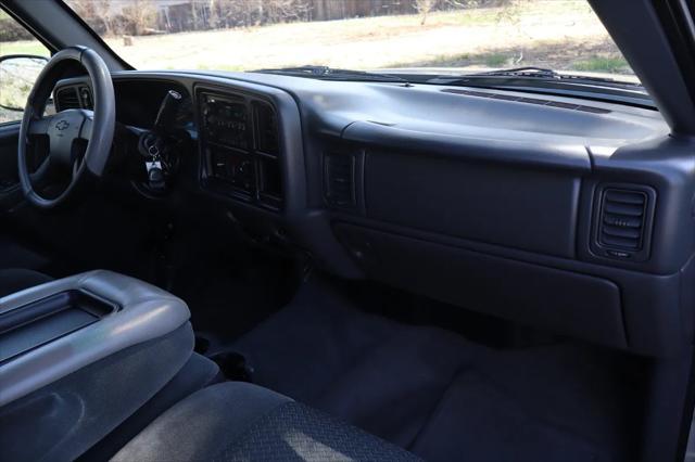 used 2004 Chevrolet Avalanche car, priced at $9,999