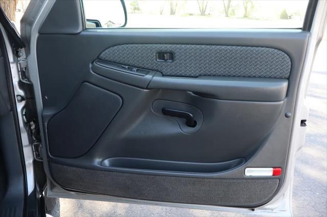 used 2004 Chevrolet Avalanche car, priced at $9,999