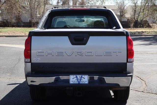 used 2004 Chevrolet Avalanche car, priced at $9,999