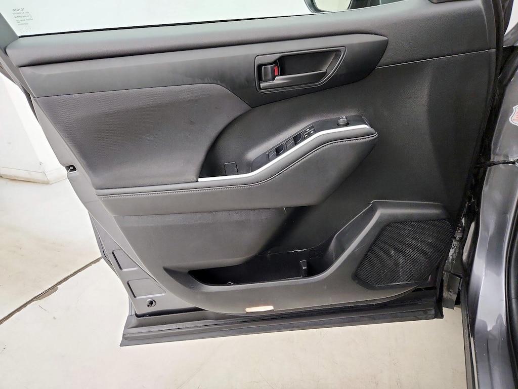 used 2024 Toyota Highlander car, priced at $35,998