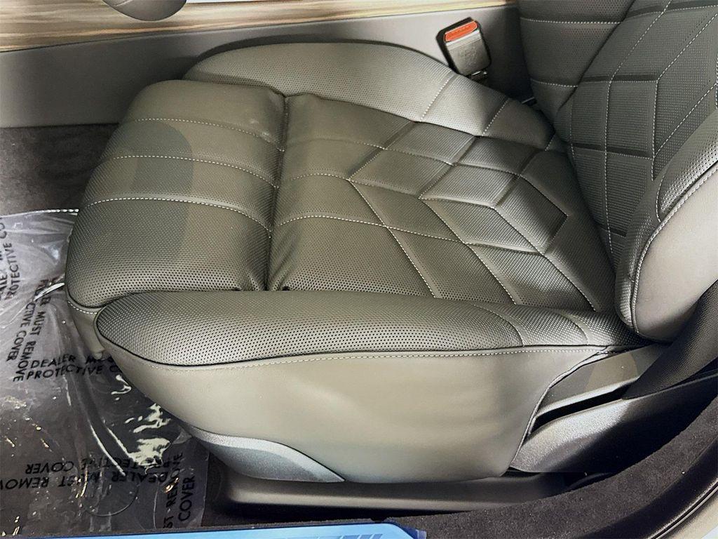 new 2025 BMW 760 car, priced at $137,325