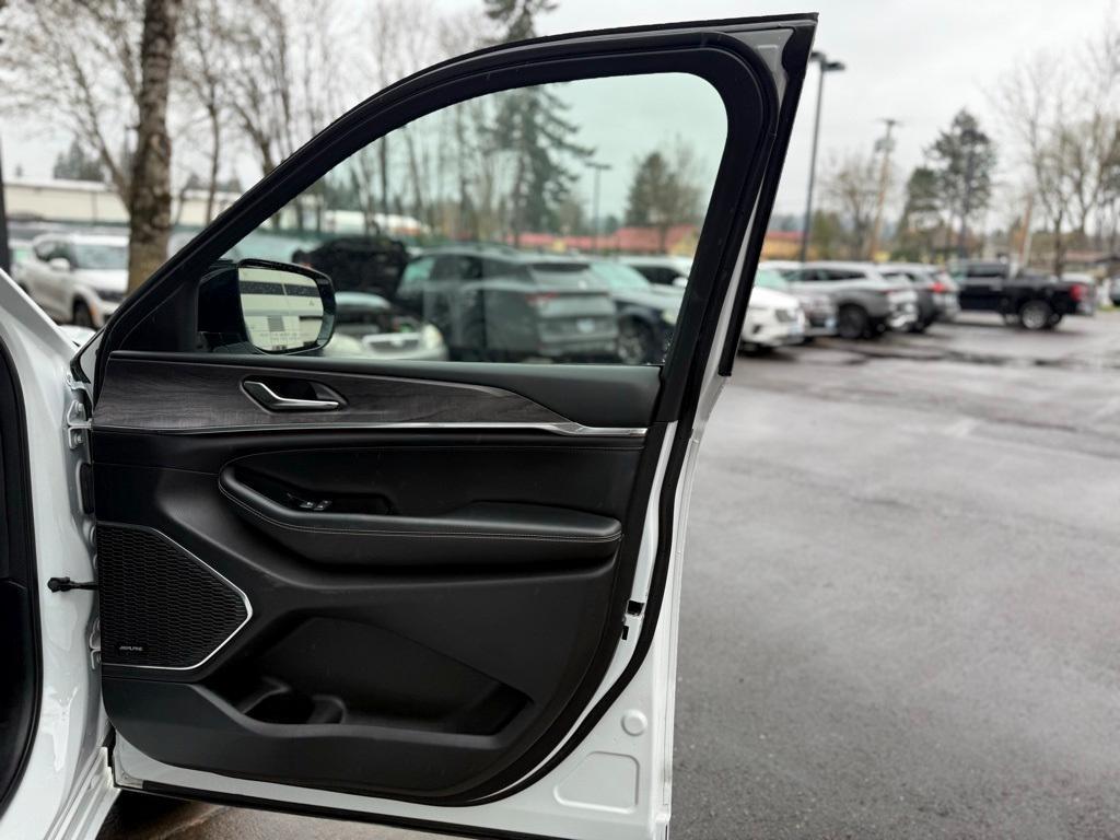 used 2024 Jeep Grand Cherokee car, priced at $38,999