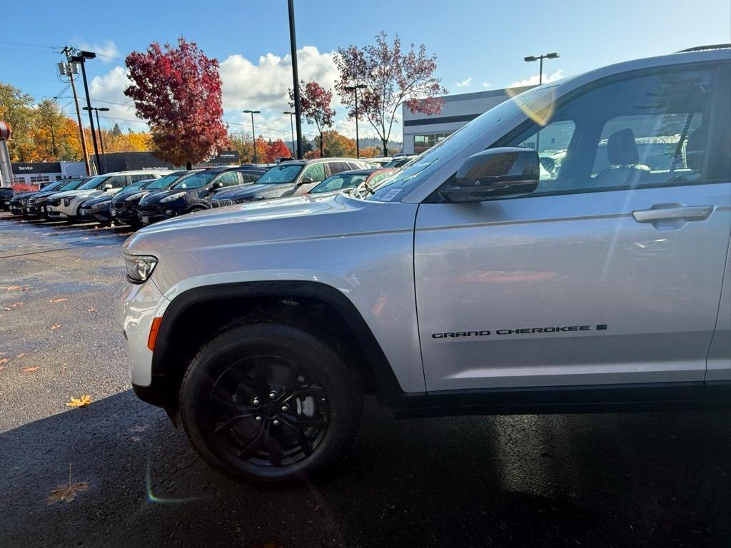 used 2024 Jeep Grand Cherokee car, priced at $28,999