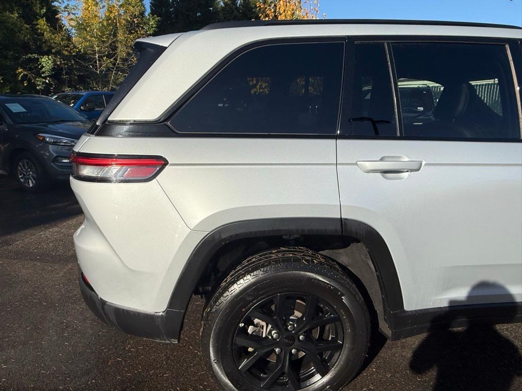 used 2024 Jeep Grand Cherokee car, priced at $28,999