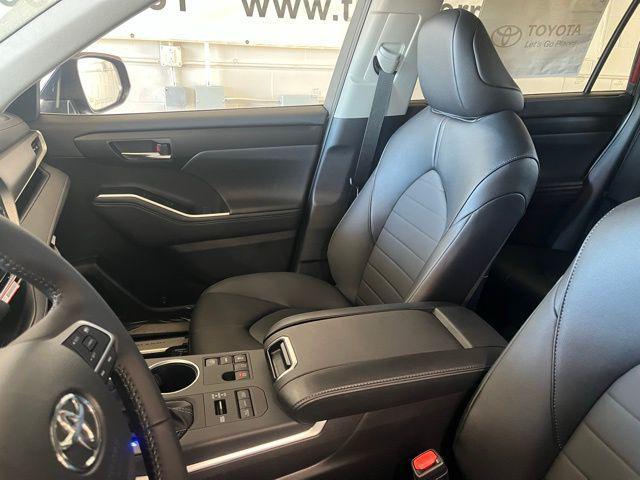 new 2025 Toyota Highlander car, priced at $50,167