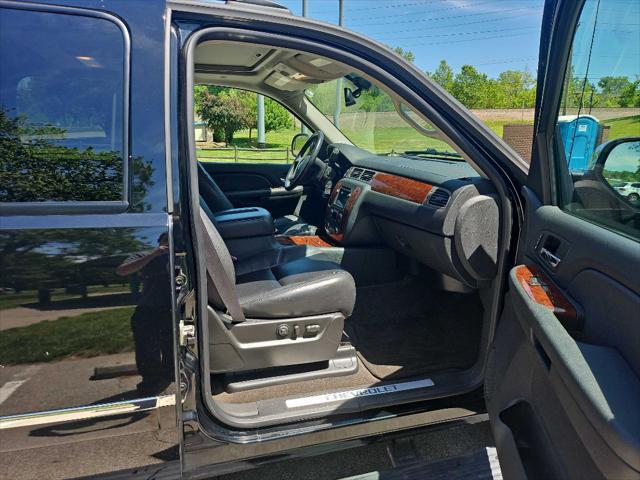 used 2009 Chevrolet Avalanche car, priced at $18,999