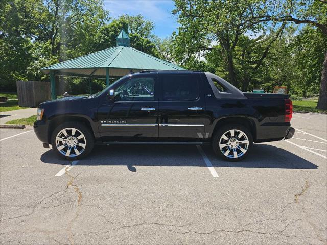 used 2009 Chevrolet Avalanche car, priced at $18,999