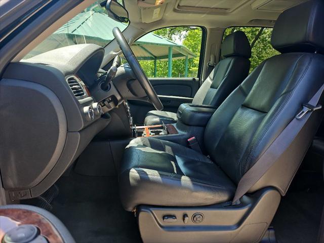 used 2009 Chevrolet Avalanche car, priced at $18,999