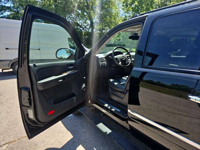 used 2009 Chevrolet Avalanche car, priced at $18,999