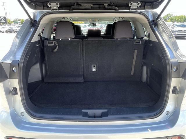 used 2022 Toyota Highlander car, priced at $31,132