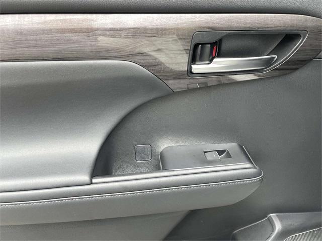 used 2021 Toyota Highlander car, priced at $36,928