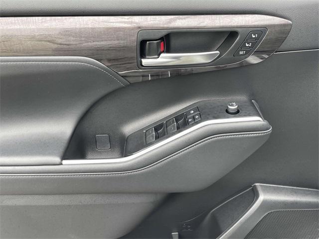 used 2021 Toyota Highlander car, priced at $36,928