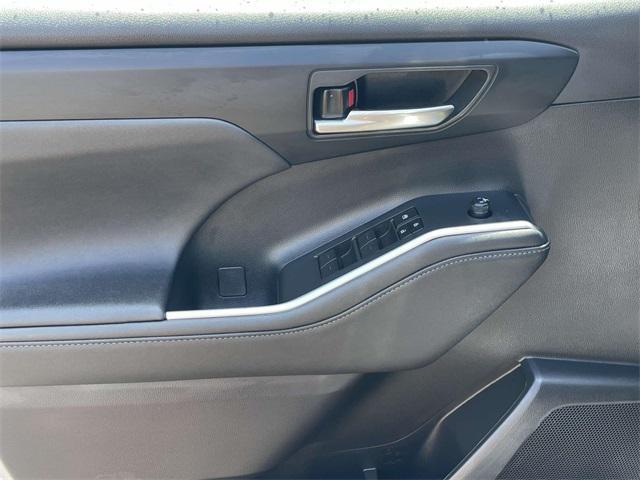 used 2023 Toyota Highlander car, priced at $38,396