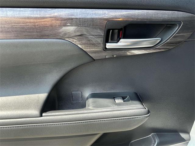 used 2021 Toyota Highlander Hybrid car, priced at $36,728