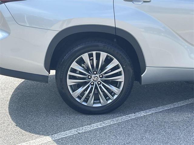 used 2021 Toyota Highlander Hybrid car, priced at $36,728