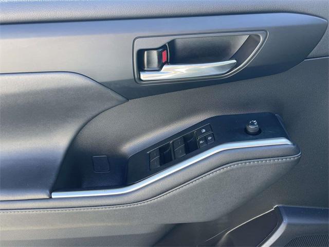 used 2021 Toyota Highlander car, priced at $30,392