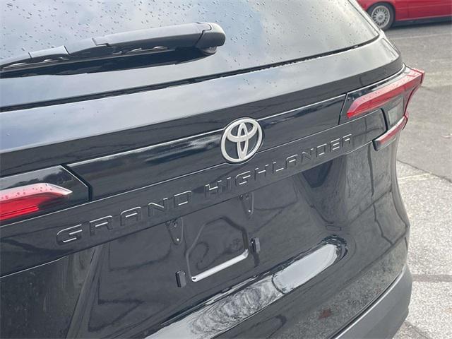used 2025 Toyota Highlander car, priced at $42,493