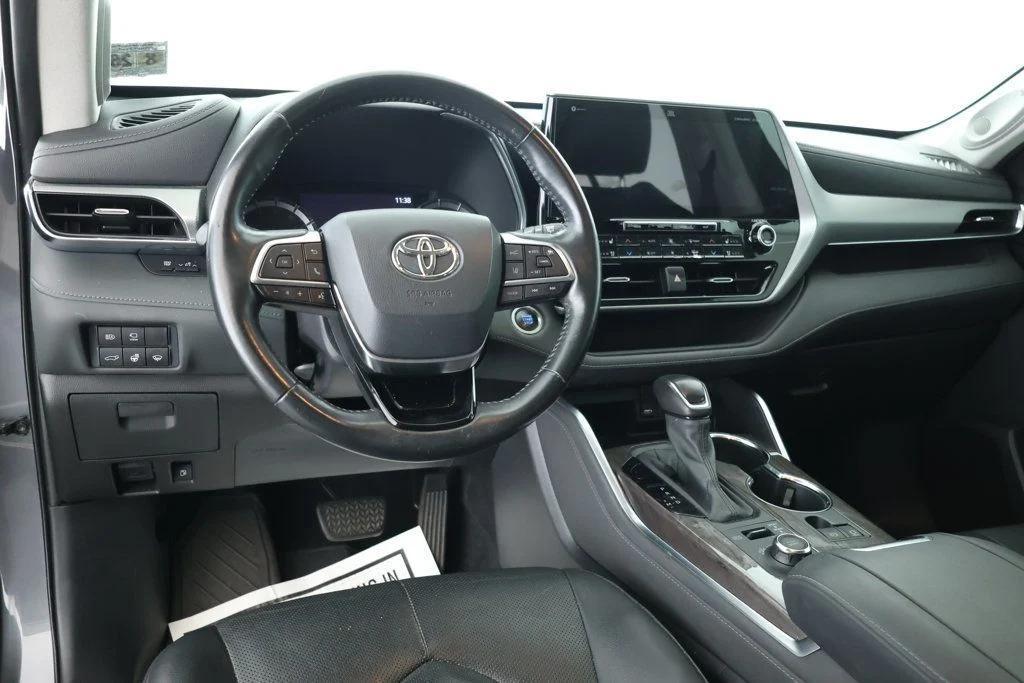 used 2021 Toyota Highlander car, priced at $35,995
