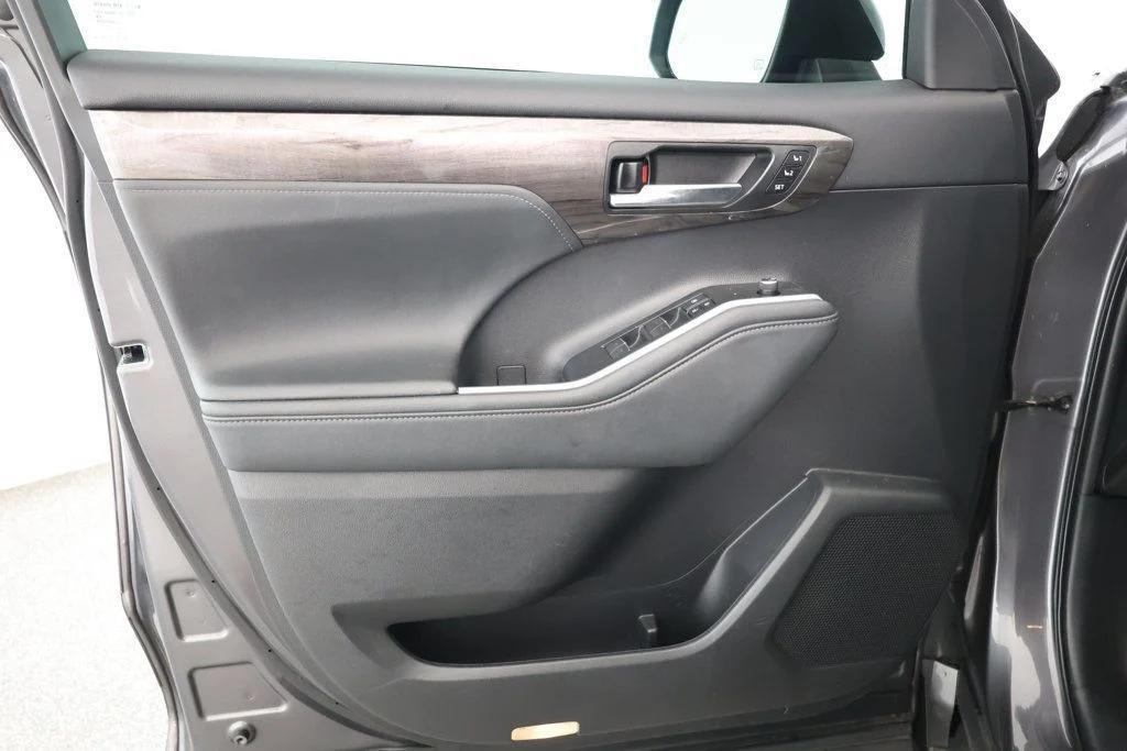 used 2021 Toyota Highlander car, priced at $35,995