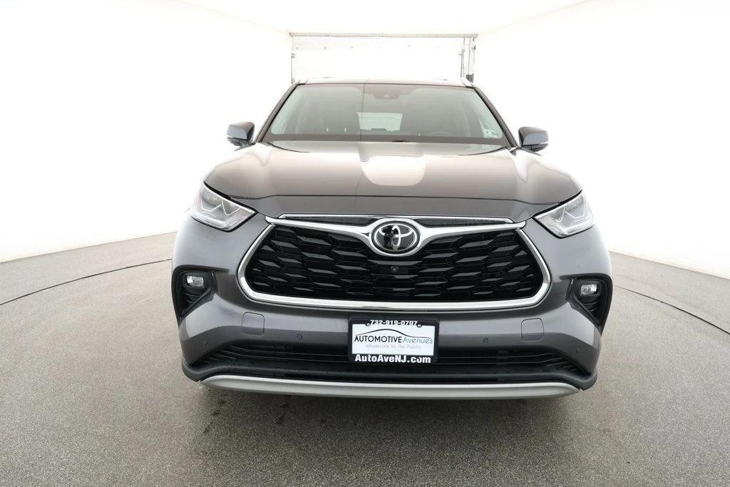 used 2021 Toyota Highlander car, priced at $35,995