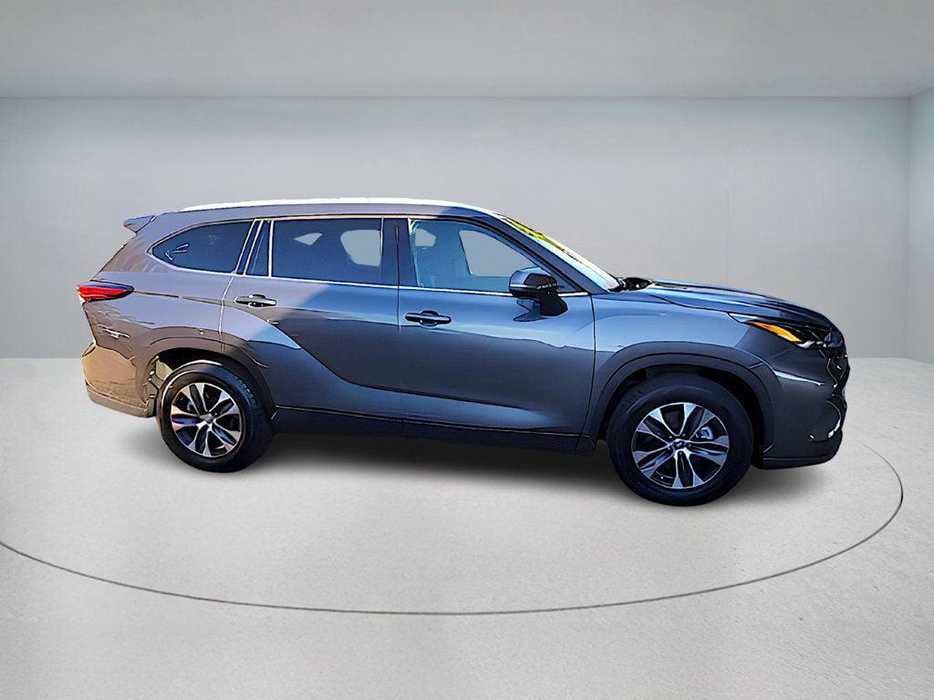 used 2022 Toyota Highlander car, priced at $29,995