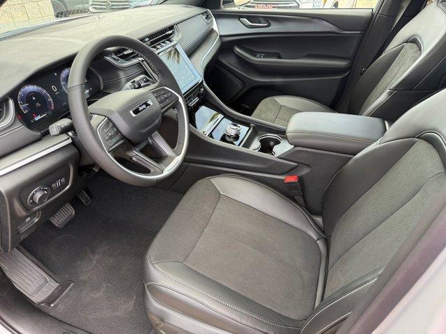 new 2025 Jeep Grand Cherokee car, priced at $40,299