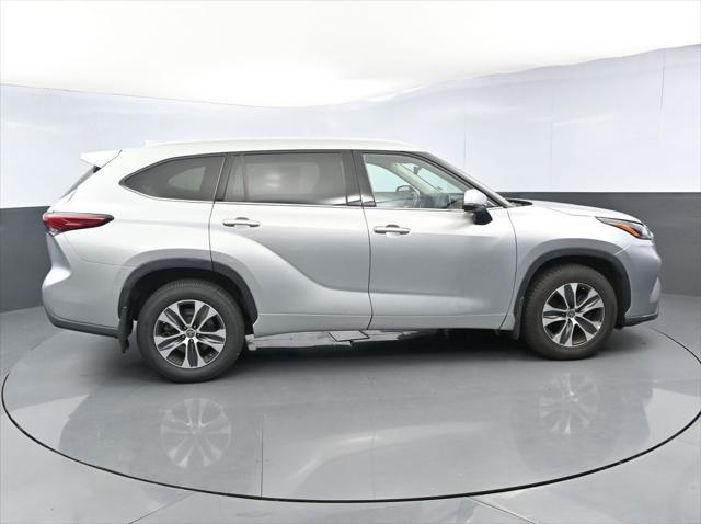 used 2022 Toyota Highlander car, priced at $34,997
