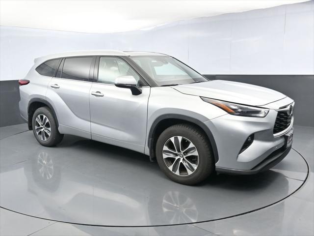 used 2022 Toyota Highlander car, priced at $34,997