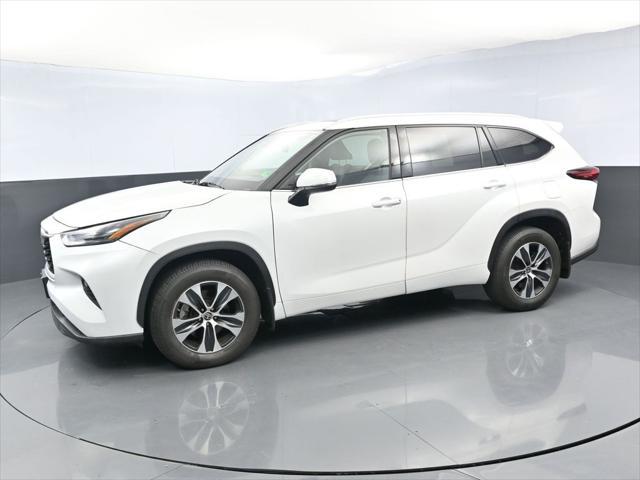 used 2022 Toyota Highlander car, priced at $35,597