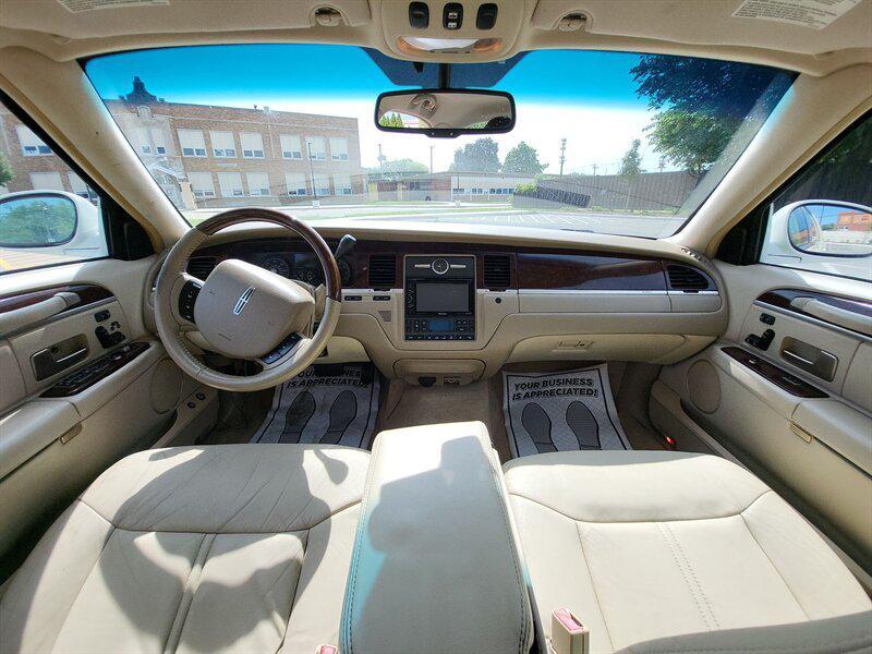 used 2006 Lincoln Town Car car, priced at $5,995